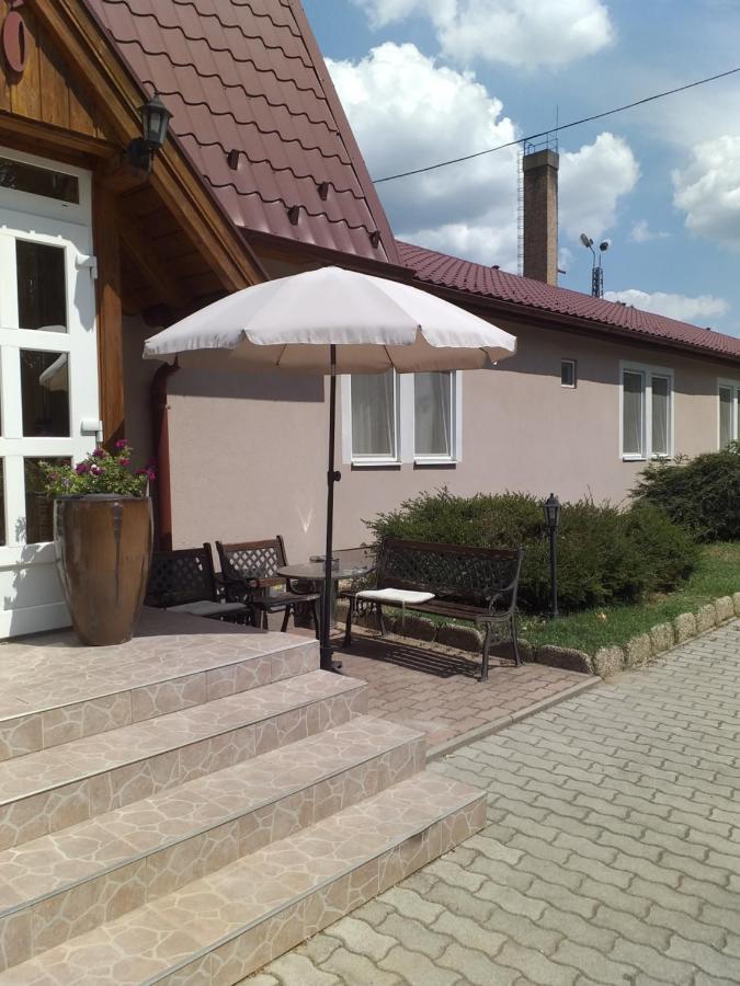 Kata Panzio Hotel Oroszlany Exterior photo