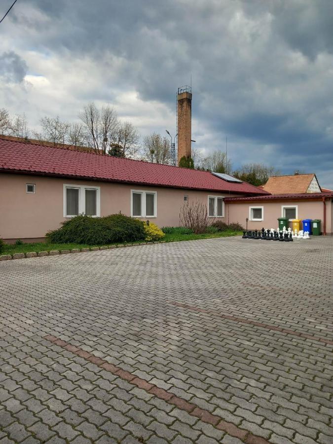 Kata Panzio Hotel Oroszlany Exterior photo