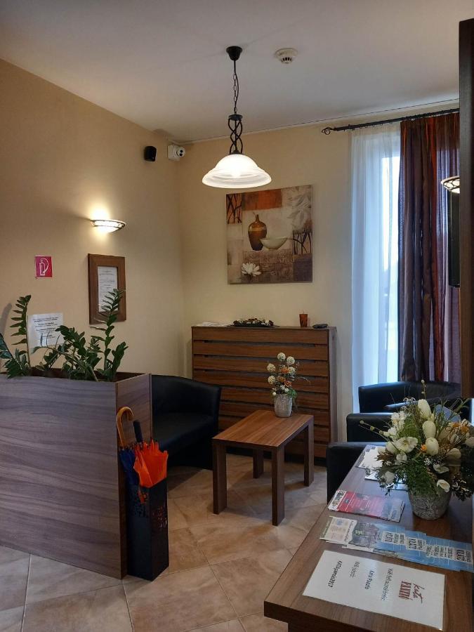 Kata Panzio Hotel Oroszlany Exterior photo