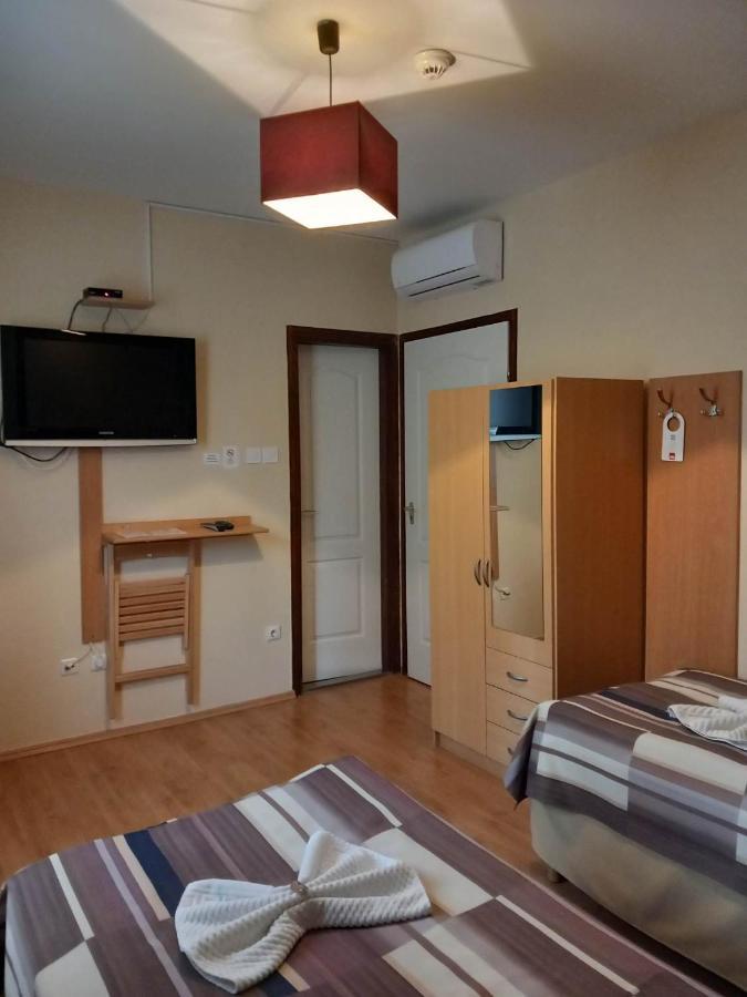 Kata Panzio Hotel Oroszlany Exterior photo