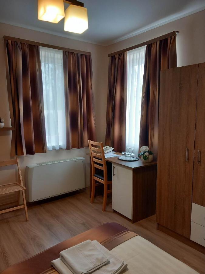Kata Panzio Hotel Oroszlany Exterior photo