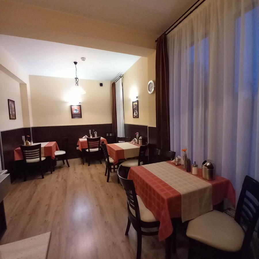 Kata Panzio Hotel Oroszlany Exterior photo
